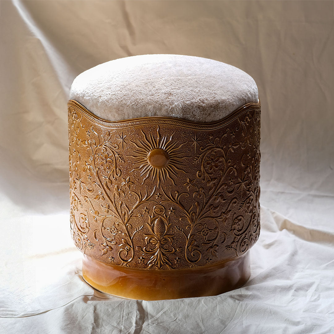 Tabouret Visconti : faïence gravée inspirée des cuirs de Cordoue et de la symbolique du tarot Visconti (soleil, lune, étoiles), assise en velours long poil Dedar — Ombre d'Or.