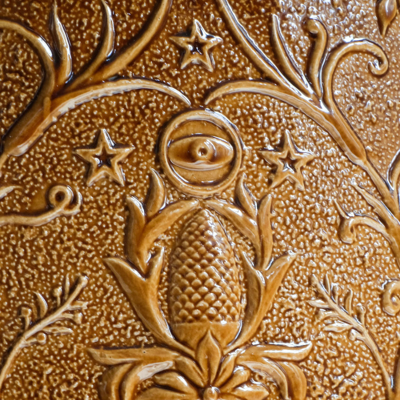 Détail du tabouret Visconti en céramique émaillée marron crée en collaboration avec Caroline Andréoni.