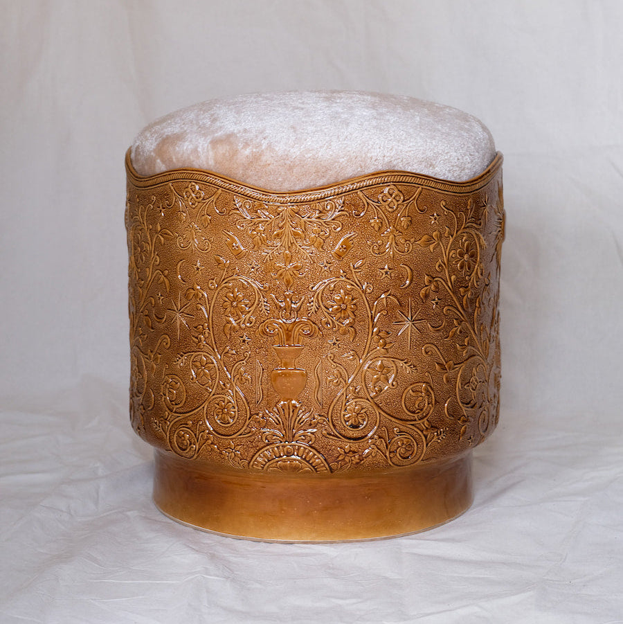 Tabouret Visconti en faience émaillée marron et tissu blanc crée en collaboration avec Caroline Andréoni.