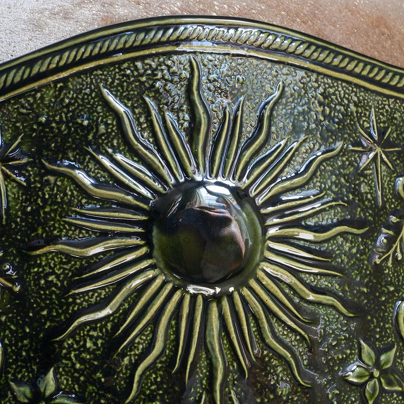 Détail soleil du tabouret Visconti en velours et porcelaine, émaillage vert. Création de mobilier sur mesure par l'atelier Ombre d'Or à Vincennes.