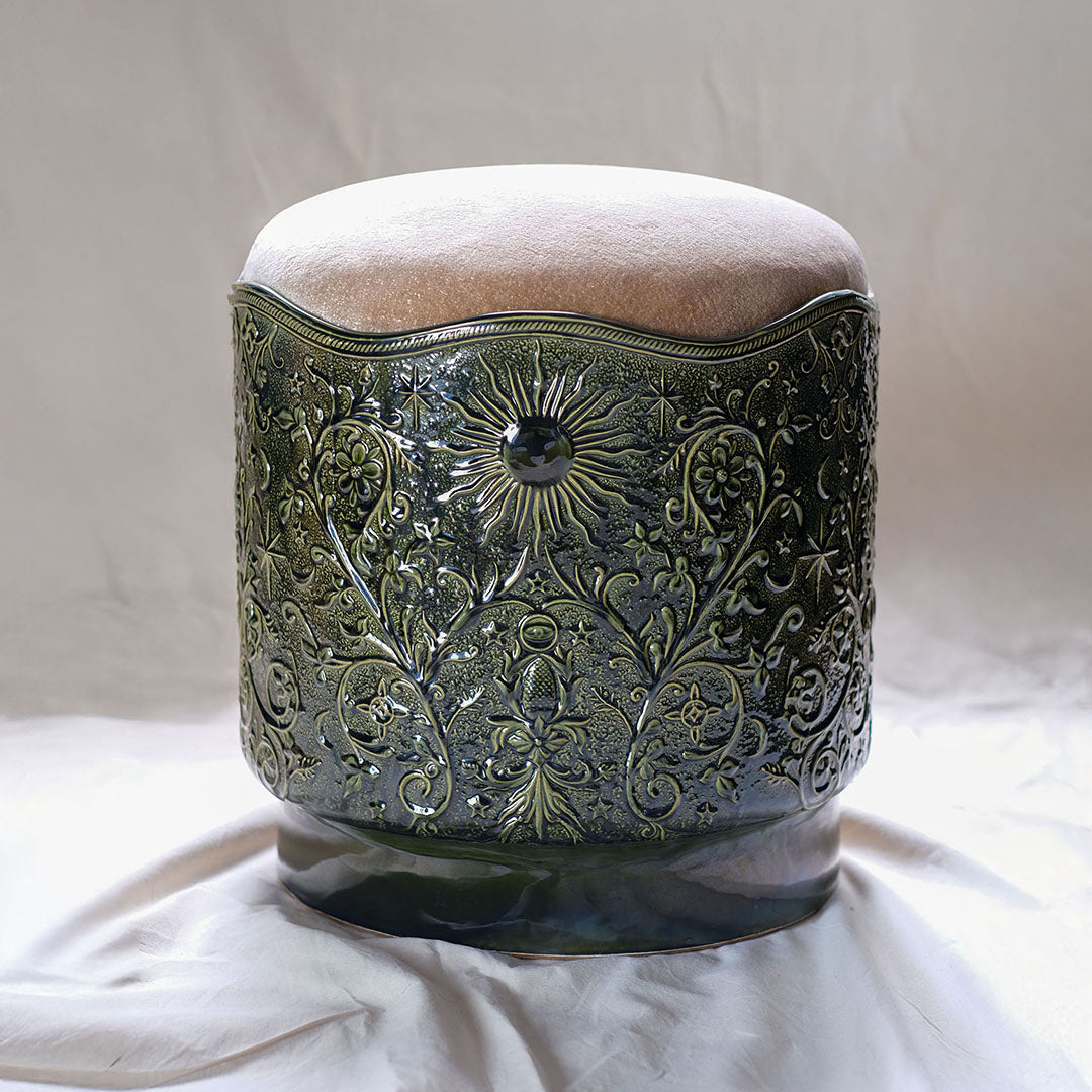 Tabouret Visconti en velours et porcelaine, émaillage vert. Création par l'atelier Ombre d'Or à Vincennes.