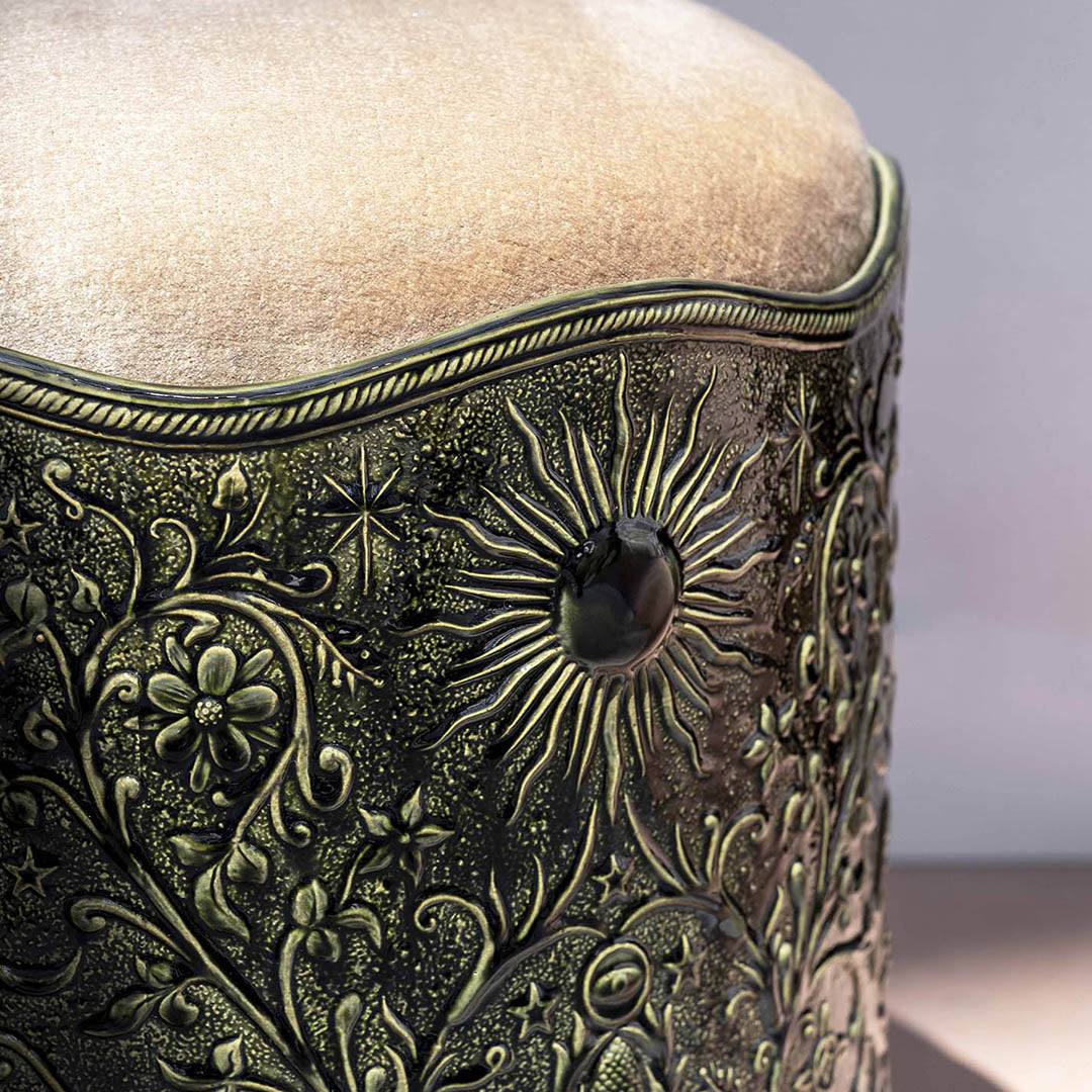 Détail du tabouret Visconti en velours et porcelaine, émaillage vert. Création de mobilier sur mesure par l'atelier Ombre d'Or à Vincennes.