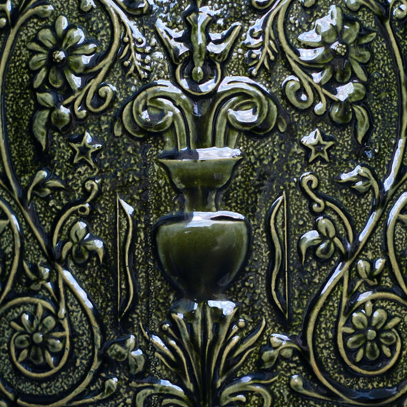 Détail symbole du tabouret Visconti en velours et porcelaine, émaillage vert. Création par l'atelier Ombre d'Or à Vincennes.