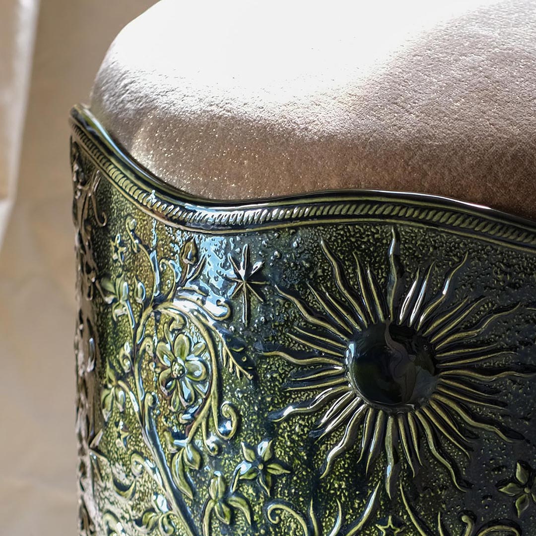 Tabouret Visconti en velours et porcelaine, émaillage vert. Création de mobilier sur mesure par l'atelier Ombre d'Or à Vincennes.